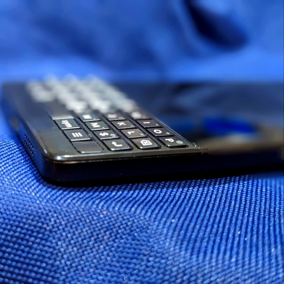 Blackberry Key 2 UNLOCKED 🔥 Model BBF100-2 | 64G |  Like New 👍 - Picture 3 of 7